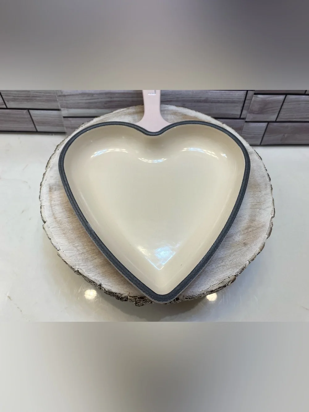 Le Creuset❤️ Heart Cast Iron Skillet shell pink 16cm NIB Made in France**